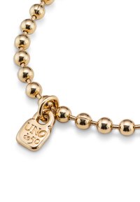 Bracelet de couleur or composé de perles rondes polies avec un charme en forme de verrou étiqueté "UNO de 50". Texture lisse et forme sphérique uniforme.