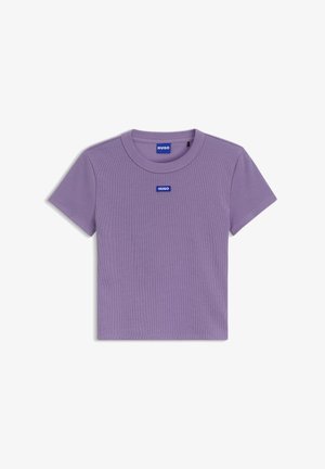 Fialové krátke tričko s krátkym rukávom s rebrovanou štruktúrou, okrúhlym výstrihom a modrými logami „HUGO“ uprostred hrudníka a vo vnútri goliera.