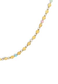Collana in oro con maglie ovali alternate e perle colorate in rosa, blu e bianco, con una texture liscia.