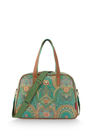 Groen handtas met bloemen- en paisley-patronen, bruine handvatten en een verstelbare gestreepte schouderriem op een witte achtergrond.