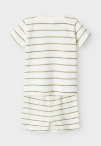 Ensemble à deux pièces rayé comprenant un haut à manches courtes et un short. Tissu blanc avec des rayures fines marron, texture douce et coupe décontractée.