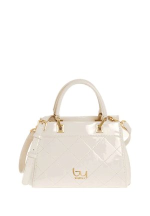 Borsa trapuntata color crema con manici superiori, tracolla staccabile e dettagli in metallo color oro su sfondo bianco.