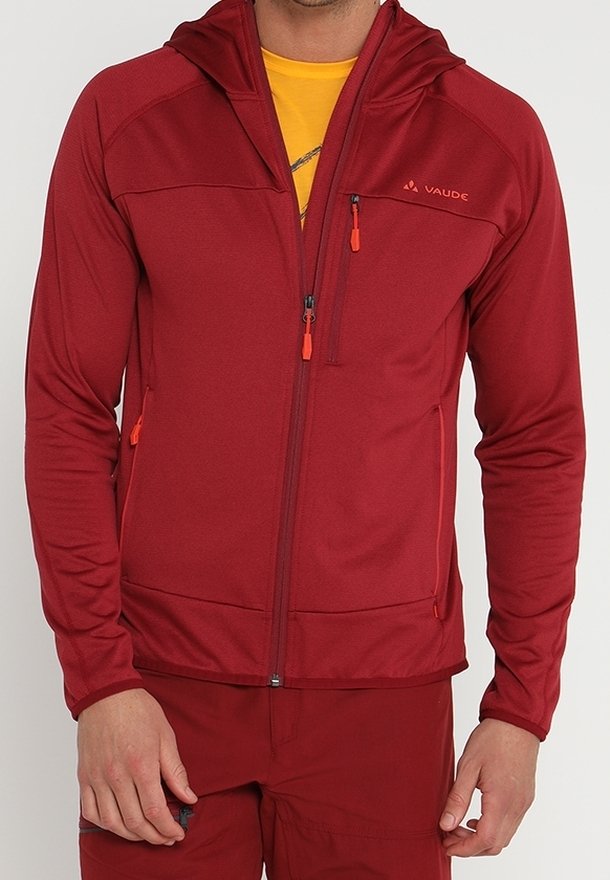 Chaqueta de forro polar roja con capucha, que presenta bolsillos con cremallera, herrajes naranjas en contraste y un diseño ajustado. Fabricada en tejido ligero.