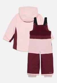 Roze en bordeaux snowsuit set met een waterdichte jas met capuchon en bijpassende sneeuwoveralls met verstelbare banden en elastische manchetten.