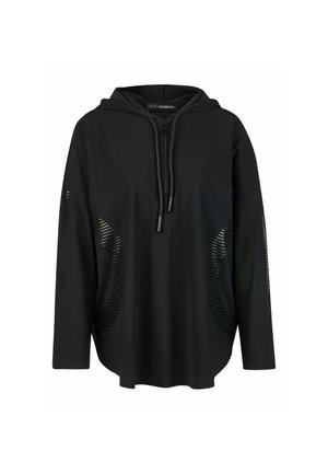 Zwarte hoodie met lange mouwen, voorrits en trekkoorden, met subtiele diagonale uitsnijdingen op mouwen en zijkanten.