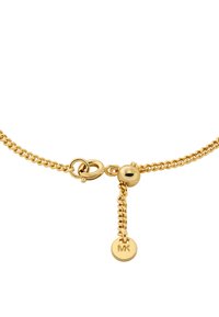 Pulsera de cadena de oro con un cierre de langosta, un charm redondo con grabado "MK" y un diseño de eslabones delicados.