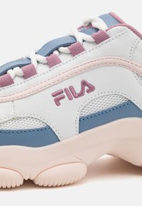 Sneaker bianco e blu con accenti rosa. Presenta pannelli in rete, design con lacci e suola testurizzata. Logo del marchio ricamato sul lato.