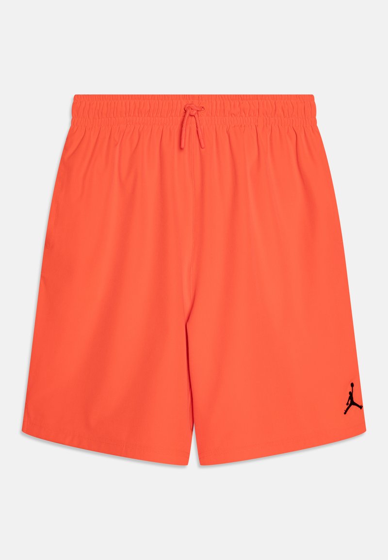 Shorts sportivi di colore arancione brillante con vita elastica e cordoncino. Presentano un logo Jordan nero sul lato sinistro in basso.