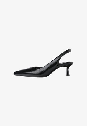 Mustat slingback-korkokengät teräväkärkisellä muotoilulla, valmistettu teksturoidusta synteettisestä materiaalista, jossa on kapea korko ja avoin sivusuunnittelu.
