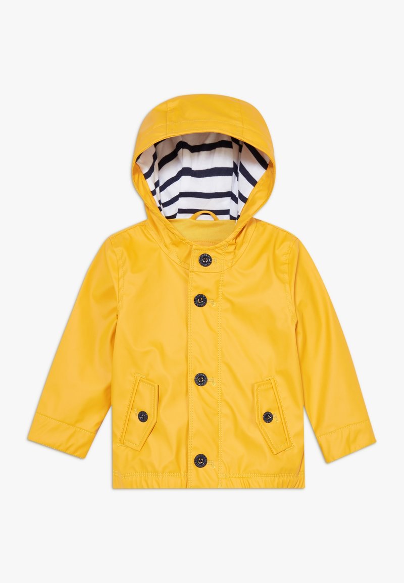 Imperméable jaune pour enfants avec capuche, boutons sur le devant, deux poches à boutons, et doublure rayée blanche et marine à l'intérieur de la capuche.