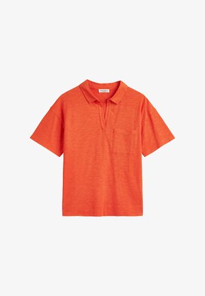 Polo de manga corta naranja en un tejido texturizado, con una tapeta de medio botón y un bolsillo en el pecho izquierdo. Diseño sencillo y de corte relajado.