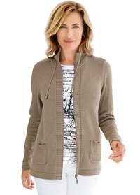 Beige Zip-Cardigan aus leichtem Strick, mit gerippten Bündchen, zwei vorderen Taschen und hohem Kragen, über einem gemusterten Hemd getragen.