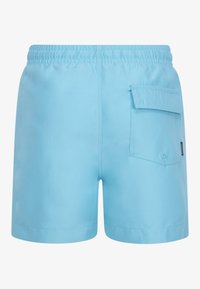 Lyseblå badebukser med elastisk midje, en baklomme og en glatt tekstur. Designet er enkelt og funksjonelt.