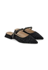 Mule nere con punta a punta caratterizzate da embellishments testurizzati, una fascia decorata da catena e un tacco a blocco basso per un'estetica moderna.