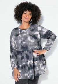 Grijs-zwart tie-dye top met lange mouwen en een gelaagde ontwerp. Zachte stof, ronde halslijn en geplooide accenten bij de mouwen en zoom.