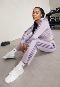 adidas Sportswear - GLAM TRACKSUIT - Trainingspak - preloved fig Miniatuurafbeelding 1