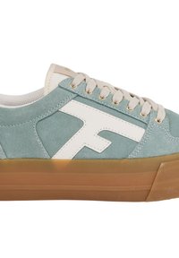 Hellblaue Wildledersneaker mit einem weißen Logo, Schnürdesign und Gummisohle. Verfügt über beige Akzente und strukturierte Materialien.