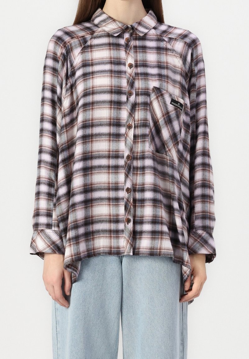 Pitkähihainen ruudullinen paita pehmeästä kankaasta, väriltään laventeli, ruskea ja harmaa. Varustettu kauluksella, napituksella edessä ja vasemmassa rinnassa on kohtatasku.