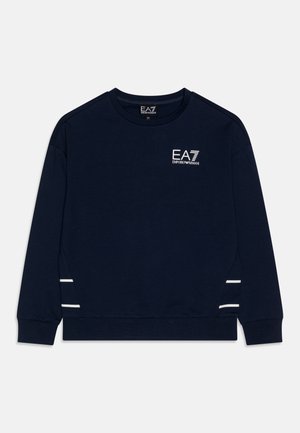 Sweat-shirt à manches longues bleu marine avec col rond, logo EA7 Emporio Armani blanc sur la poitrine, et deux bandes blanches près des côtés inférieurs.