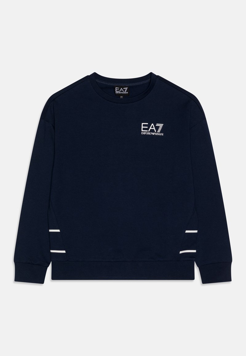 Sweat-shirt à manches longues bleu marine avec col rond, logo EA7 Emporio Armani blanc sur la poitrine, et deux bandes blanches près des côtés inférieurs.
