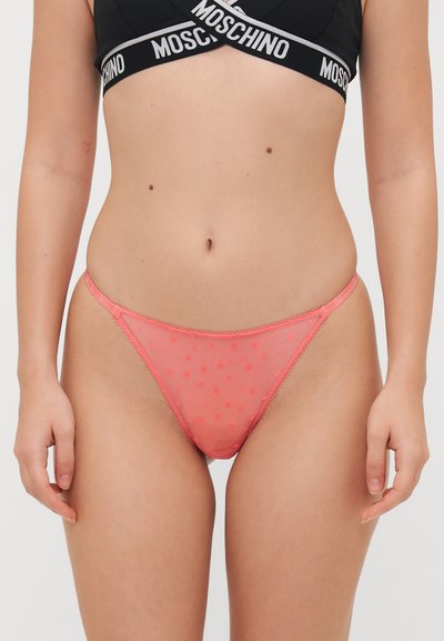 Rosa gjennomsiktig stringtruse med små hjerte-mønstre, scalloped trim og tynne sidestrikker. Har en myk tekstur og lett design.