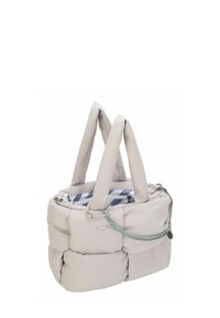 Bolso tote acolchado de color gris claro con doble asa, cierre de cremallera, interior de tela a rayas y cordón decorativo con charm metálico.