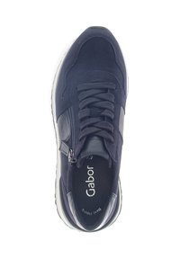 Marineblauwe sportschoen met bovenkant van suede en leer, veters en ritssluiting, gewatteerde kraag en witte rubberen zool. Standaard pasvorm.