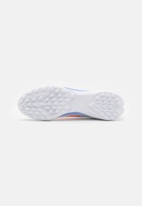 adidas Performance F50 LEAGUE TURF - Botines de fútbol para césped - footwear white/solar red/lucid blue