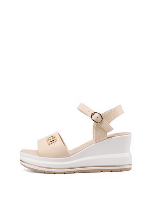 Sandalo con zeppa beige con cinturino alla caviglia, fibbia dorata e suola platform bianca con rifiniture beige e oro.