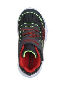 Zapato deportivo negro con parte superior de malla, acentos verdes, forro rojo y cordones grises. Cuenta con una suela acolchada y un diseño resistente.