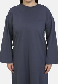Dark blue, long-sleeve dress made of soft, smooth fabric. Features a round neck and relaxed fit with wide sleeves, extending to the wrist.