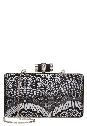 Suuri mustavalkoinen clutch-laatikko, jossa on monimutkainen pitsikuvio, hopearunko, solmukuvioinen lukko ja kiinnitetty hopeaketju. 