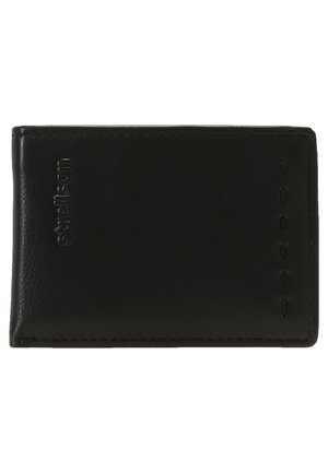 Cartera de cuero negro con un acabado texturizado, logo en relieve y costuras decorativas en el lateral. Forma rectangular compacta.