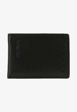 Cartera de cuero negro con un acabado texturizado, logo en relieve y costuras decorativas en el lateral. Forma rectangular compacta.