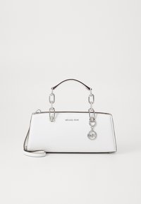 Valkoinen suorakulmainen käsilaukku, jossa on hopeinen ketjuhandle, musta reunus, sivuhihna ja hopeinen Michael Kors -logo.