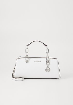 Biała prostokątna torebka z srebrnym łańcuchem, czarnymi wykończeniami, bocznym paskiem i srebrnym zawieszką z logo Michael Kors.