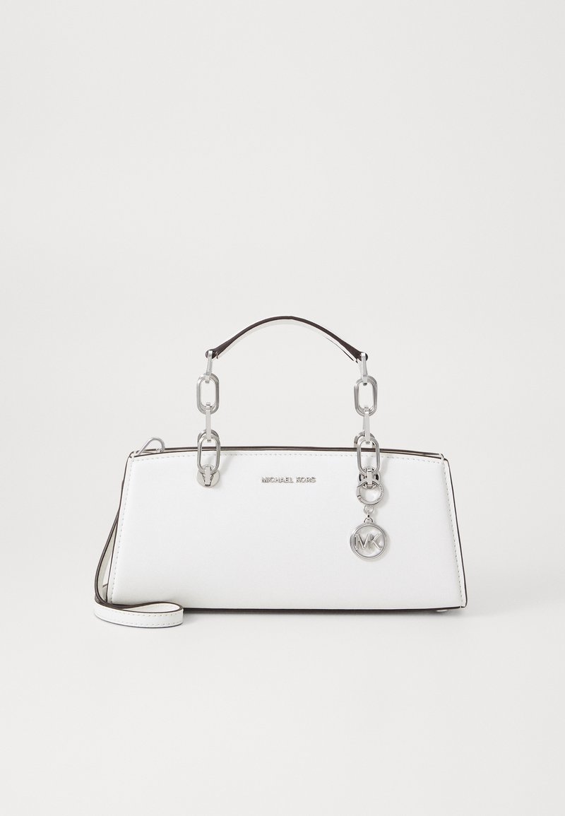Valkoinen suorakulmainen käsilaukku, jossa on hopeinen ketjuhandle, musta reunus, sivuhihna ja hopeinen Michael Kors -logo.