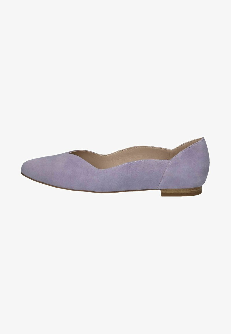 Ballerine in suede lavanda con punta affusolata e bordo ondulato. Tacco basso impilato, interno liscio e suola di un colore solido.