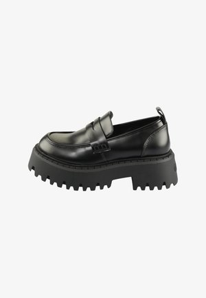 Schwarze Lederloafers mit einer dicken, strukturierten schwarzen Gummisohle. Mit runder Zehe und einem dekorativen Riemen über dem Rist.