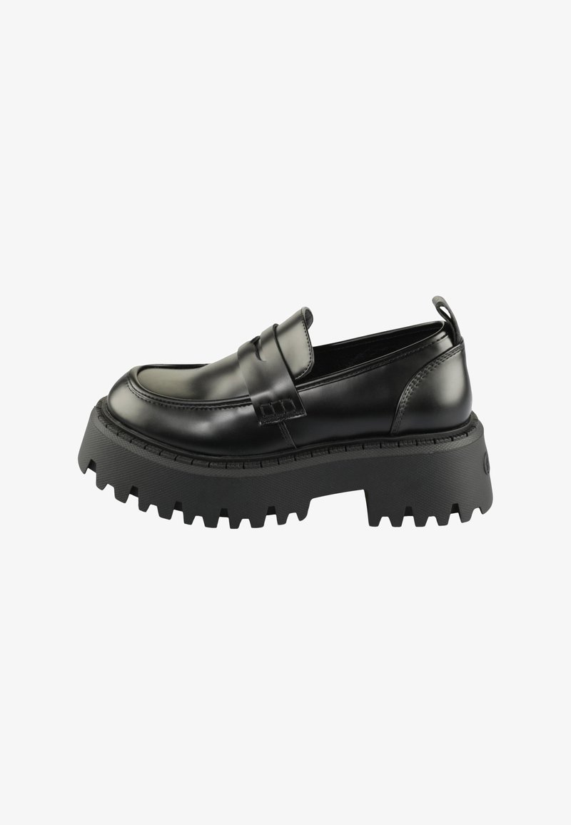 Zwarte leren instappers met een dikke, gestructureerde zwarte rubberen zool. Heeft een ronde neus en een decoratieve band over de vamp.