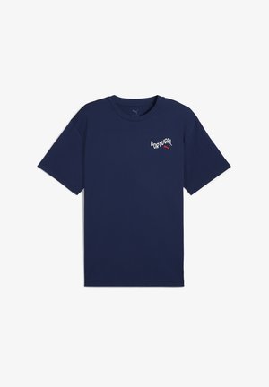 Sinih puuvillane T-särk lühikeste varrukatega, mille ees on valget ja punast värvi "PORTUGAL" ning punane Puma logo.