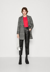 ONLY ONLNEWSELENA MINNA LIFE COAT - Cappotto corto - black/cloud dancer