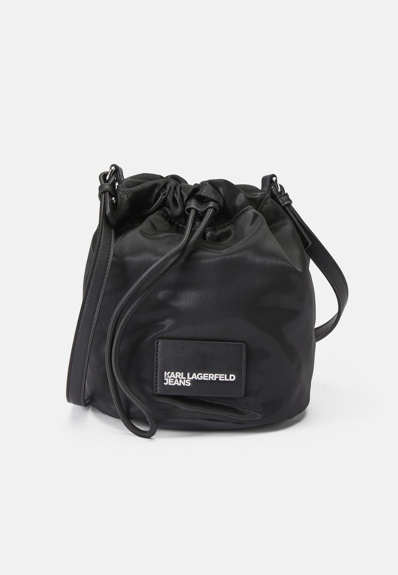 Borsa a secchiello in nylon nero con texture liscia, dotata di un'applicazione del logo e di una tracolla regolabile per opzioni di trasporto versatili.