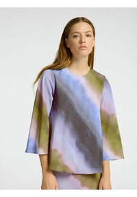 Langärmliges Oberteil aus glattem Stoff, mit einem mehrfarbigen abstrakten Muster in den Farben Blau, Pink, Grün und Grau. Runder Ausschnitt.