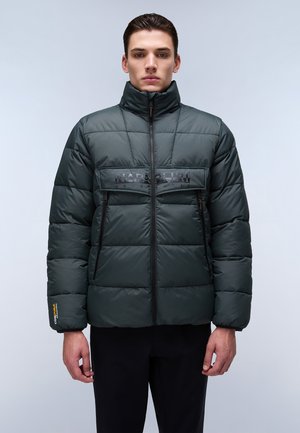 Dunkelgrüne Puffjacke mit hohem Kragen, schrägem Nahtmuster, Frontreißverschluss, zwei mit Reißverschluss versehenen Brusttaschen und Logodetail.