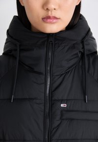 Tommy Jeans TJW MIDI VAIL PUFFER - Zimski kaput - black