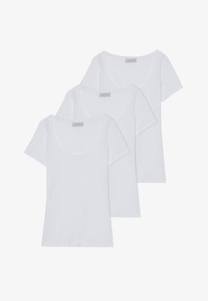 Három fehér pamut póló rövid ujjakkal és lekerekített nyakkivágással, sima textúrával és egységes dizájnnal.