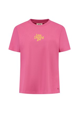 Roosa puuvillane T-särk lühikeste varrukatega ja ümar kaelus. Ees on kollane tekst "Like Locals Do" ning alumises servas väike logo detail.