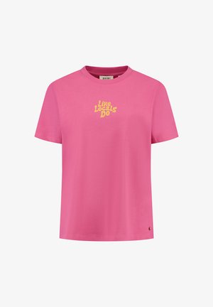 Roosa puuvillane T-särk lühikeste varrukatega ja ümar kaelus. Ees on kollane tekst "Like Locals Do" ning alumises servas väike logo detail.