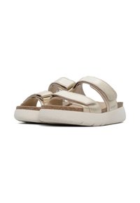 Sandali metallici color oro con doppie cinghie regolabili, soletta in sughero e suola bianca testurizzata, caratterizzati da un design sportivo e funzionale.